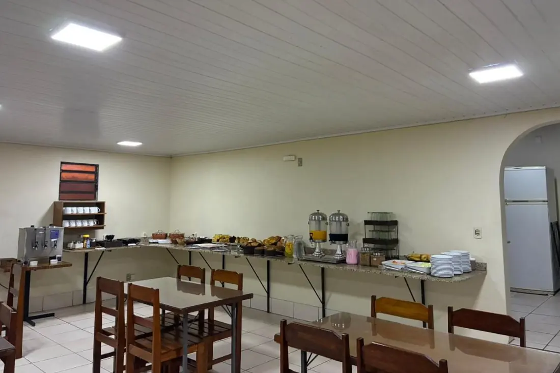Salão do café da manhã com o buffet montado