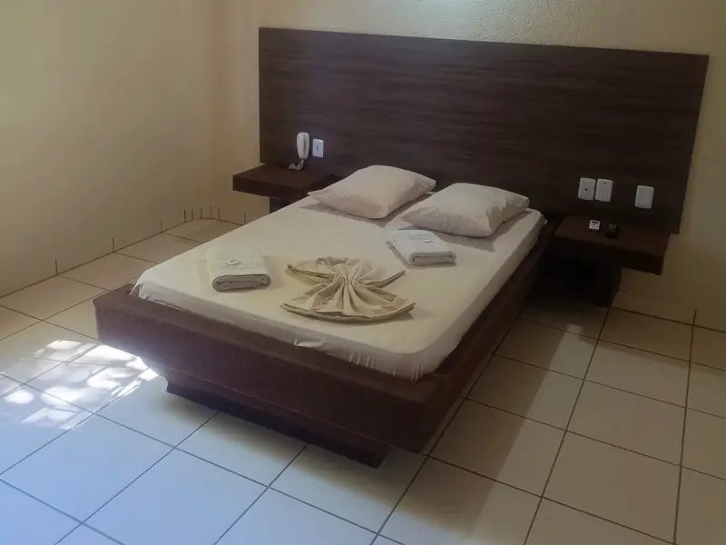 Cama de casal da cabana, com cabeceira de madeira