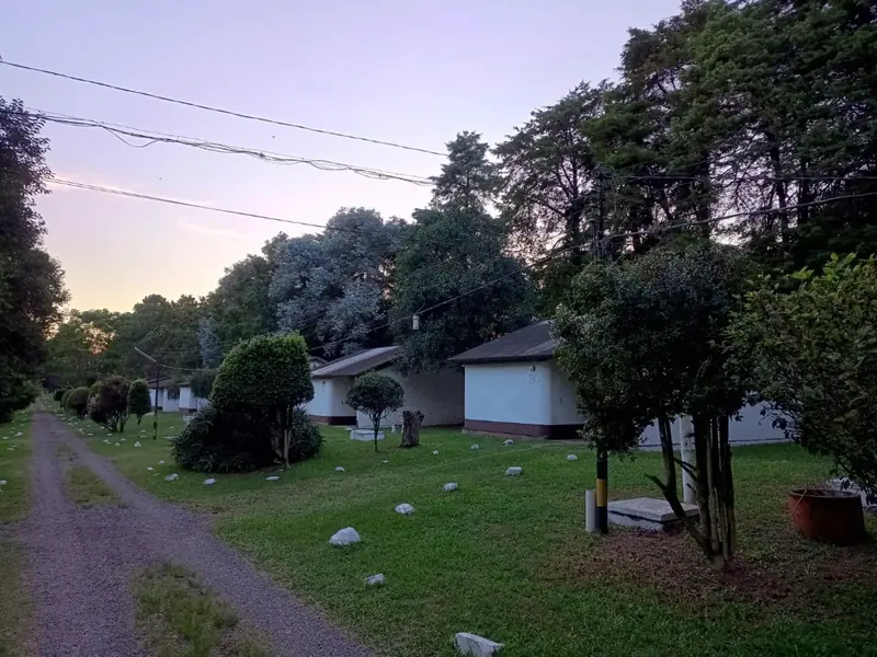 Fileira de cabanas no jardim, no fim da tarde