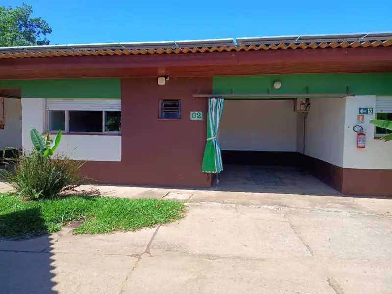 Garagem coberta na porta da Mini-Suíte