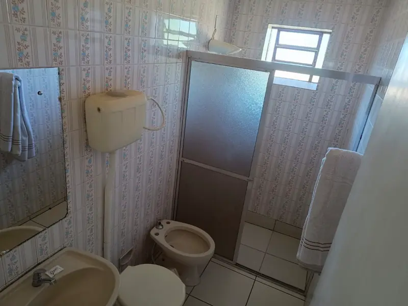 Banheiro da Mini-Suíte, com box de vidro