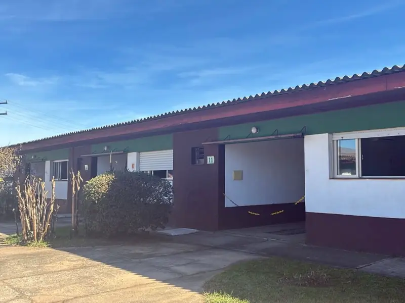Fachada da Mini-Suíte com garagem coberta