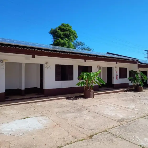 Fileira de quartos com acesso pelo pátio