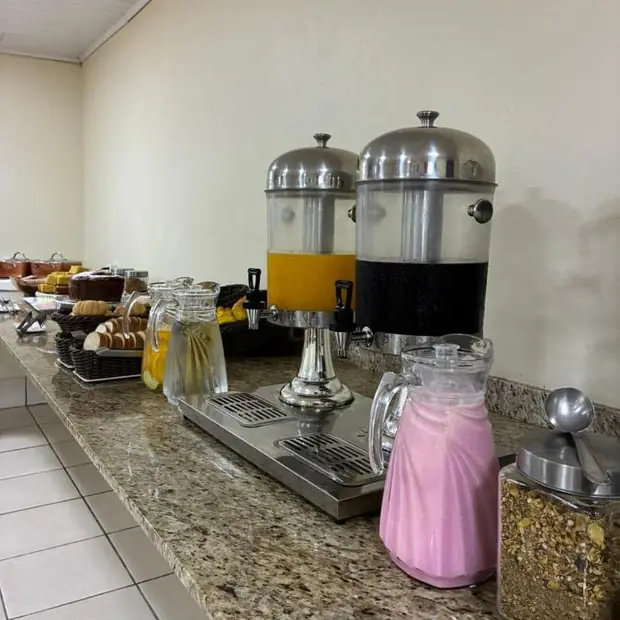 Sucos, café e leite no café da manhã