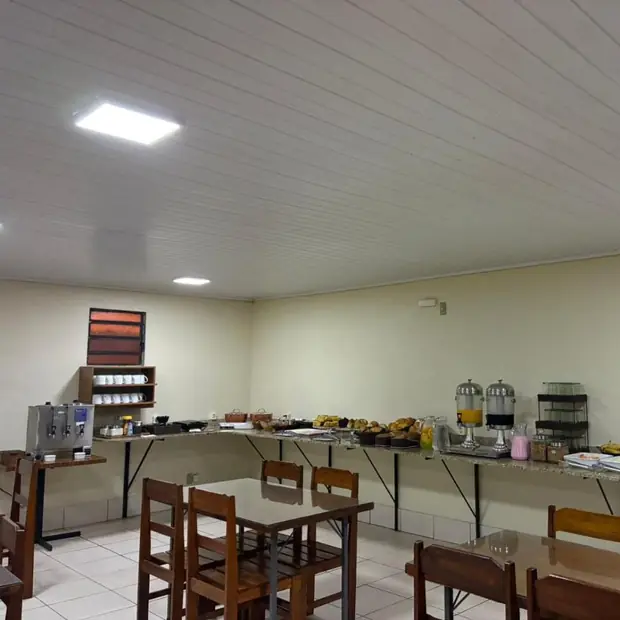 Refeitório com o buffet do café da manhã