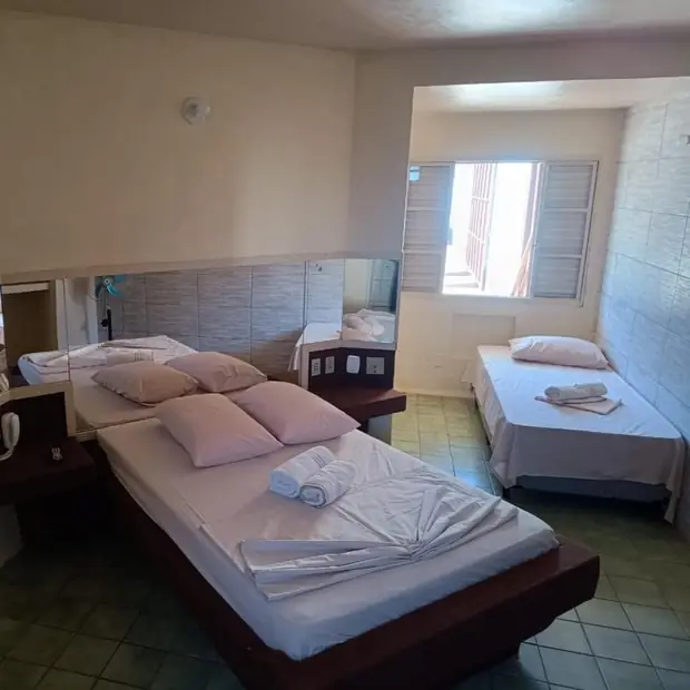 Quarto com cama de casal e cama de solteiro