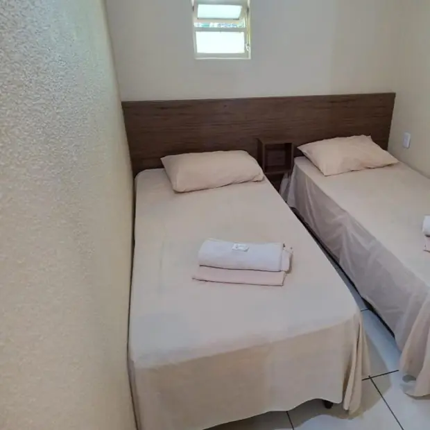 Quarto com duas camas de solteiro