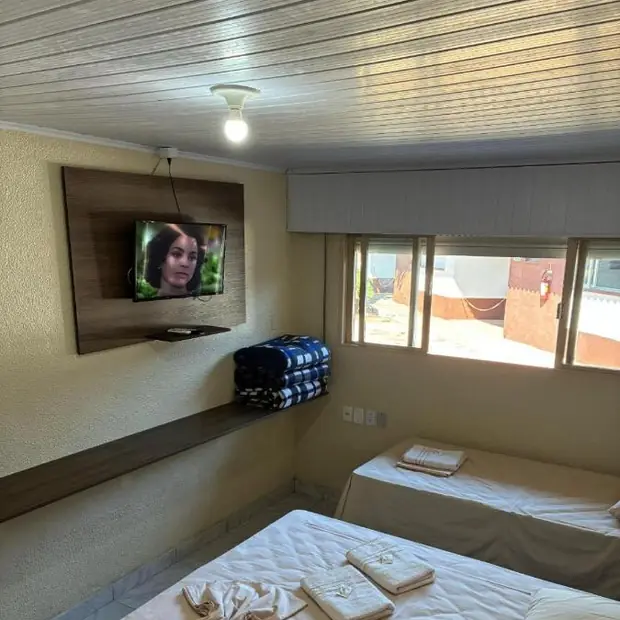 Quarto duplo com televisão